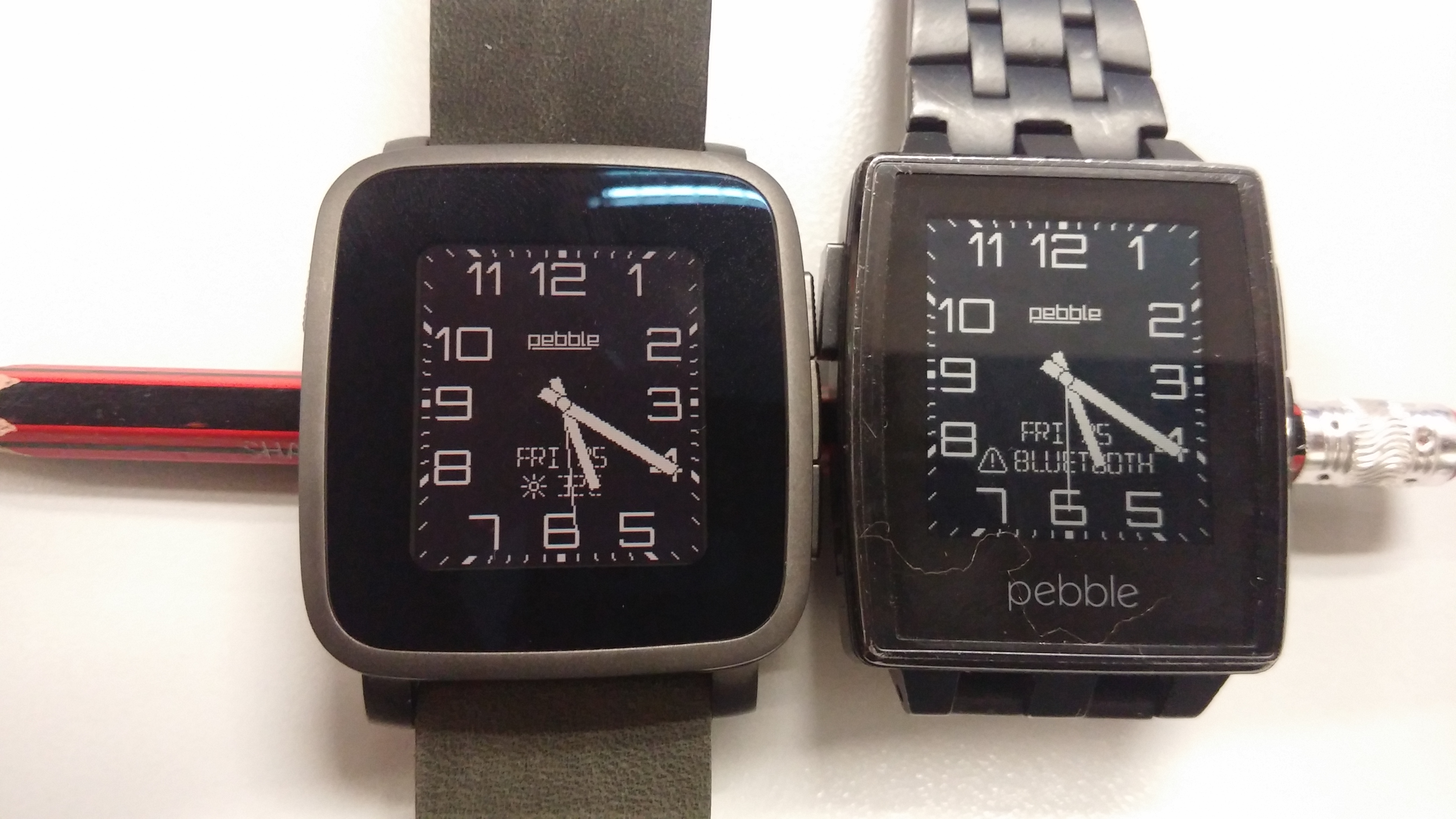 附圖是我新的Pebble Time Steel 和仍在用的Pebble Steel,  我用同一個watchface以便比較。Pebble Time Steel 和一般的Pebble Time 錶面大小亦有不同，Pebble Time Steel 較一般Pebble Time 大和方，故顯得display 更細小。